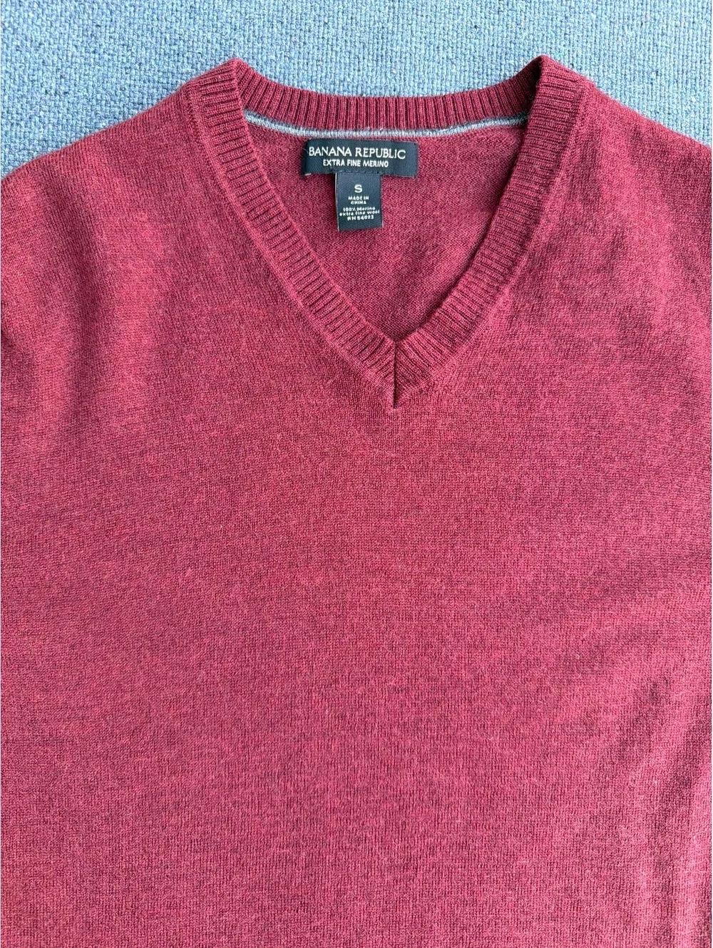 Banana Republic Men's Size S Burgundy Merino Wool V-Neck Knit Sweater